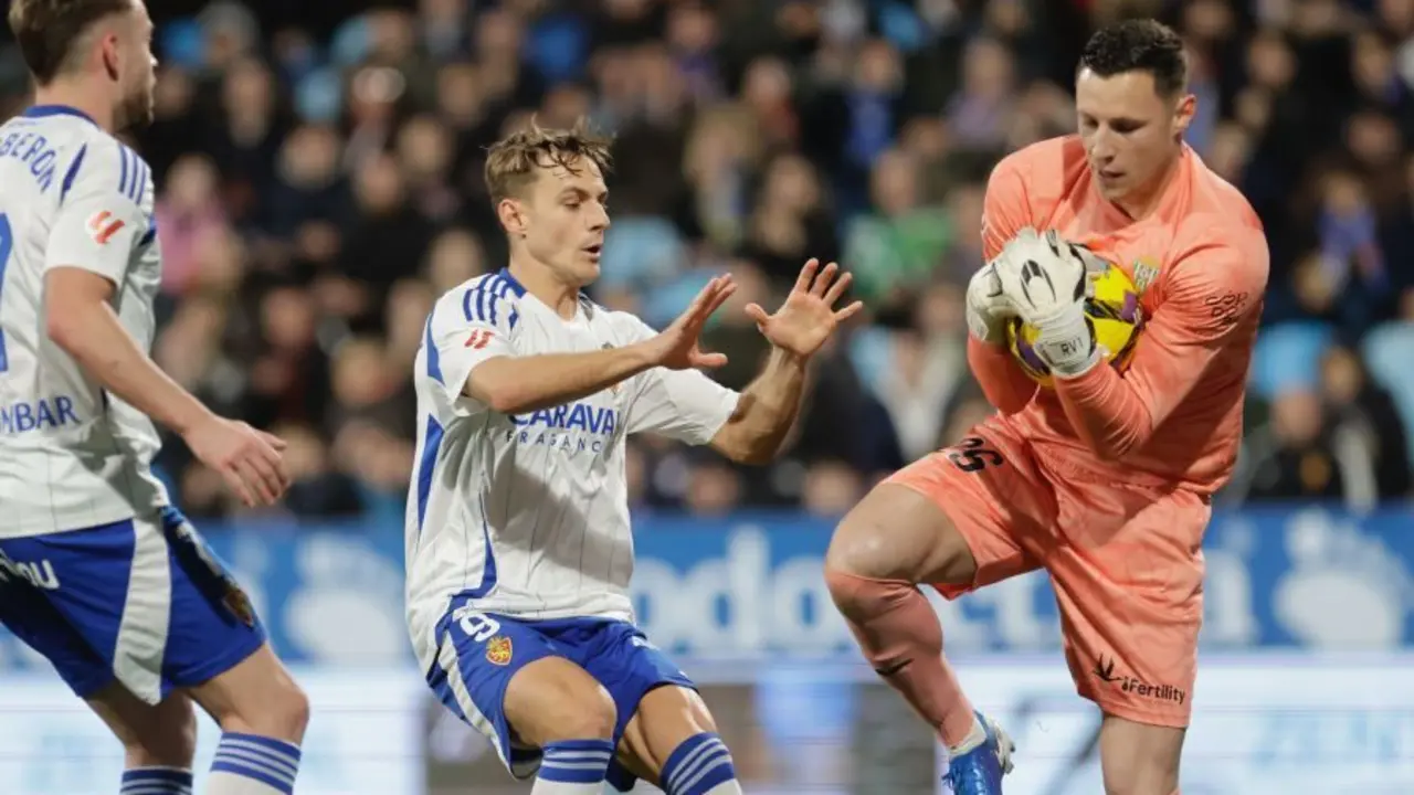 Ram&oacute;n Vila atrapa el bal&oacute;n ante Dani G&oacute;mez (Foto: LaLiga).