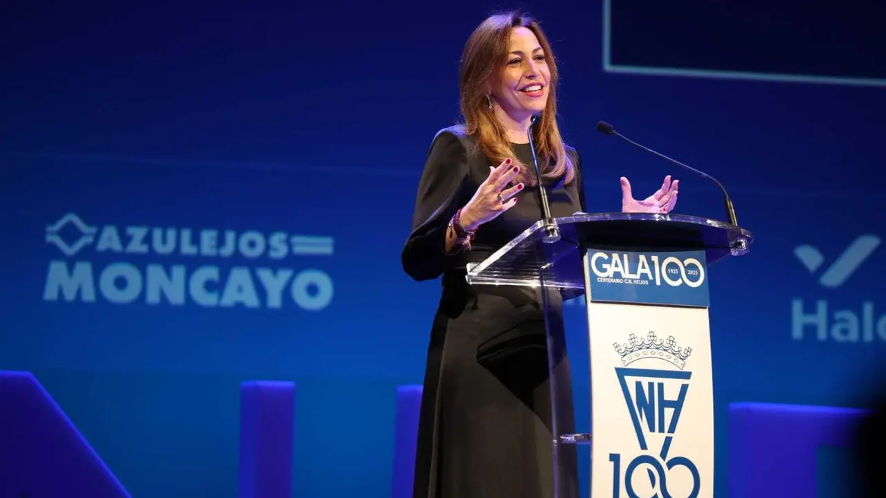 La alcaldesa de Zaragoza, Natalia Chueca, durante la gala con motivo del centenario del club aragon&eacute;s. Fotograf&iacute;a: CN Helios.