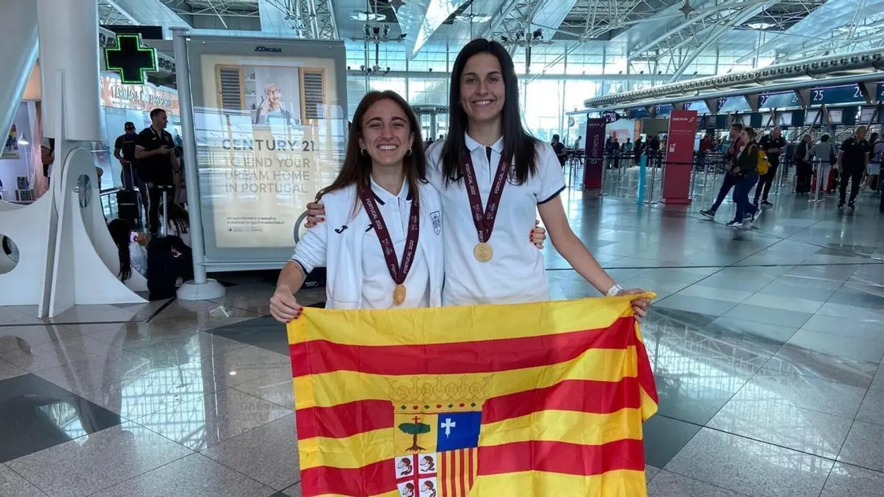 Irene Samper y Mar&iacute;a Sanz, tras ganar aquella Eurocopa de 2022. Fotograf&iacute;a cedida por la propia jugadora.