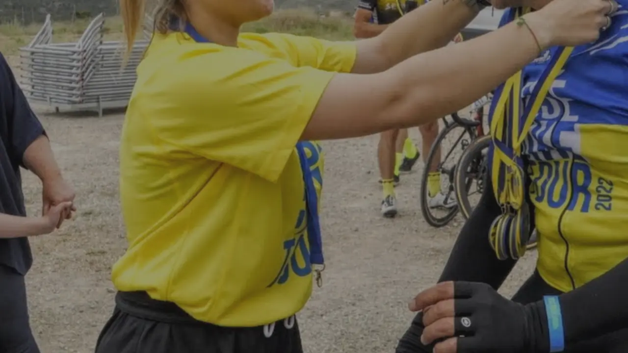 Una voluntaria le da una medalla de 'finisher' a Miguel Indur&aacute;in en una anterior edici&oacute;n de la Ses&eacute; Bike Tour. Foto: Cedida
