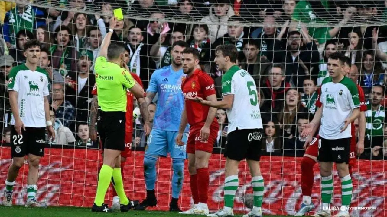 Imagen del duelo entre el Real Zaragoza y el Racing en El Sardinero, marcada por la expulsi&oacute;n de Calero | FOTO LaLiga