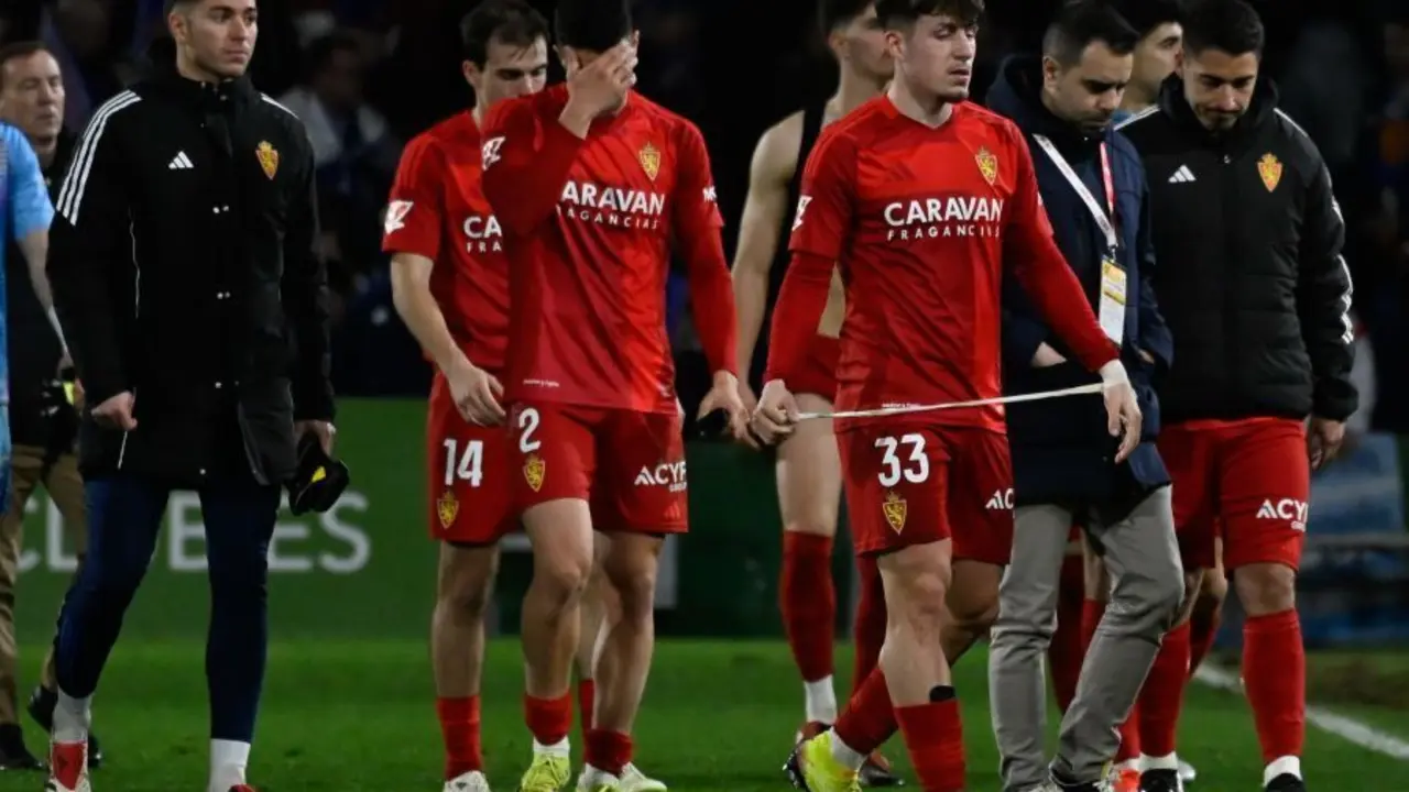 Los jugadores del Real Zaragoza abandonan cabizbajos el Sardinero (Foto: LaLiga).