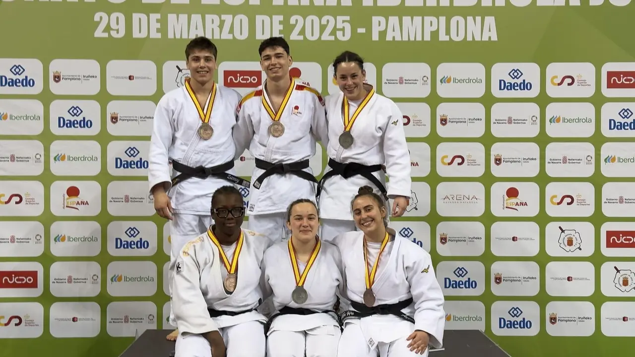 Los seis medallistas aragoneses. Fotograf&iacute;a: Federaci&oacute;n Aragonesa de Judo y D.A.