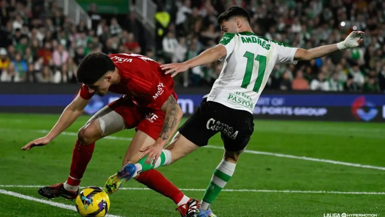 Vital protege el bal&oacute;n ante Andr&eacute;s Mart&iacute;n (Foto: LaLiga).