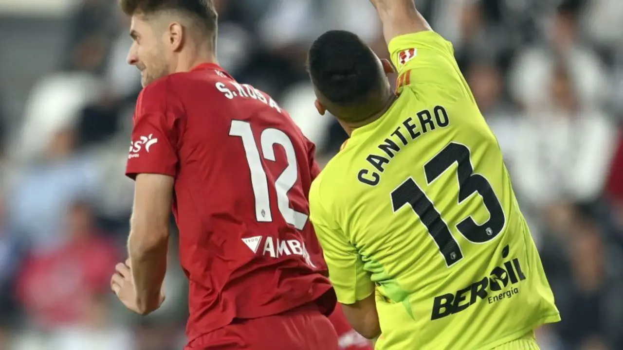 Kosa trata de rematar ante la salida de Cantero (Foto: LaLiga).