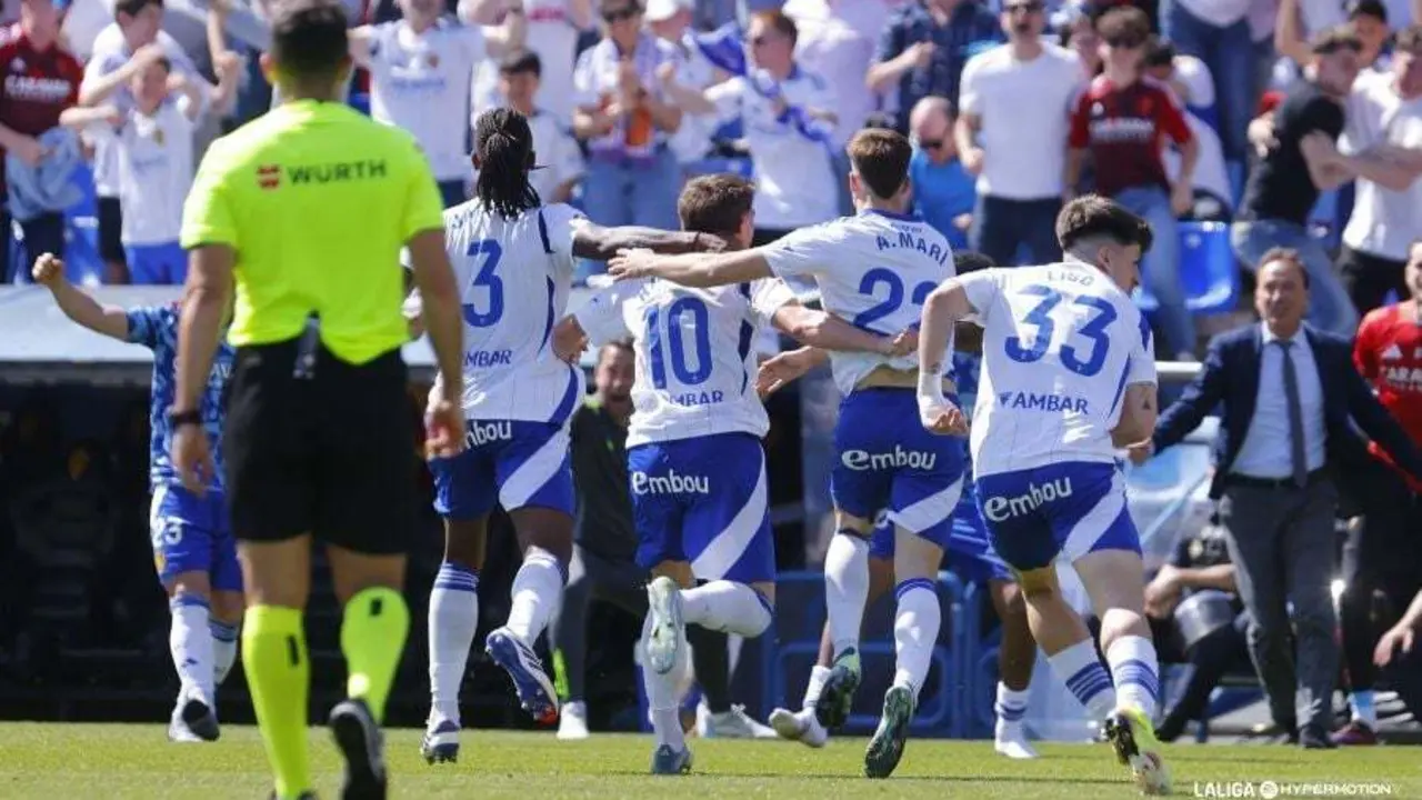 Los jugadores del Real Zaragoza celebran el gol de Jair Amador ante el Mirand&eacute;s (Foto: LALIGA Hypermotion)