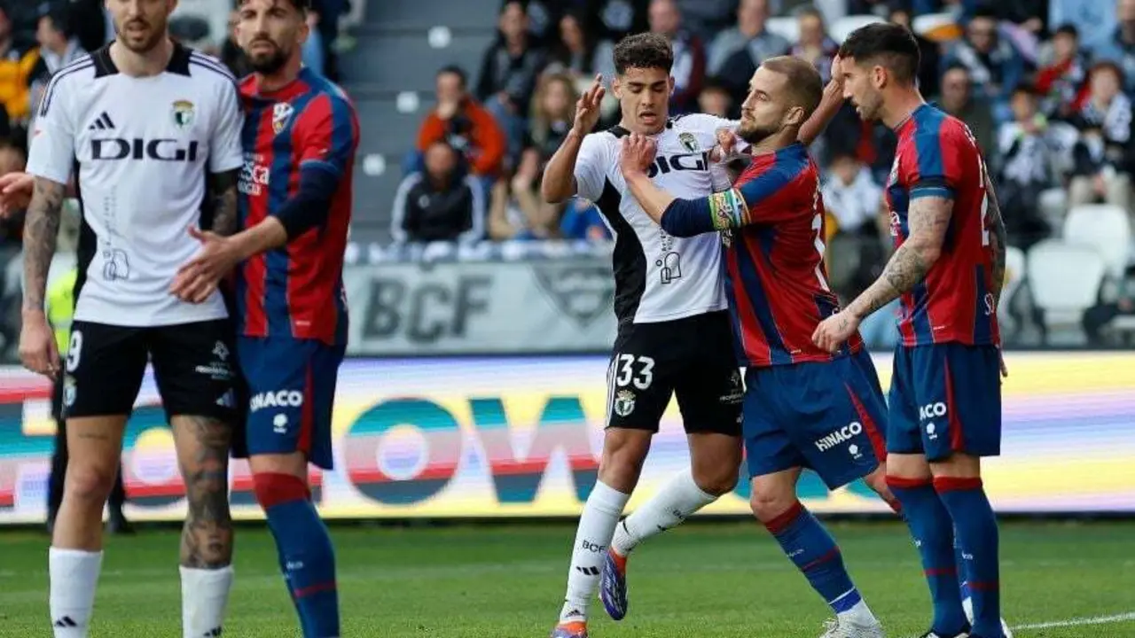 El Huesca defendiendo un c&oacute;rner en el partido de esta tarde jugado contra el Burgos. Foto: LaLiga