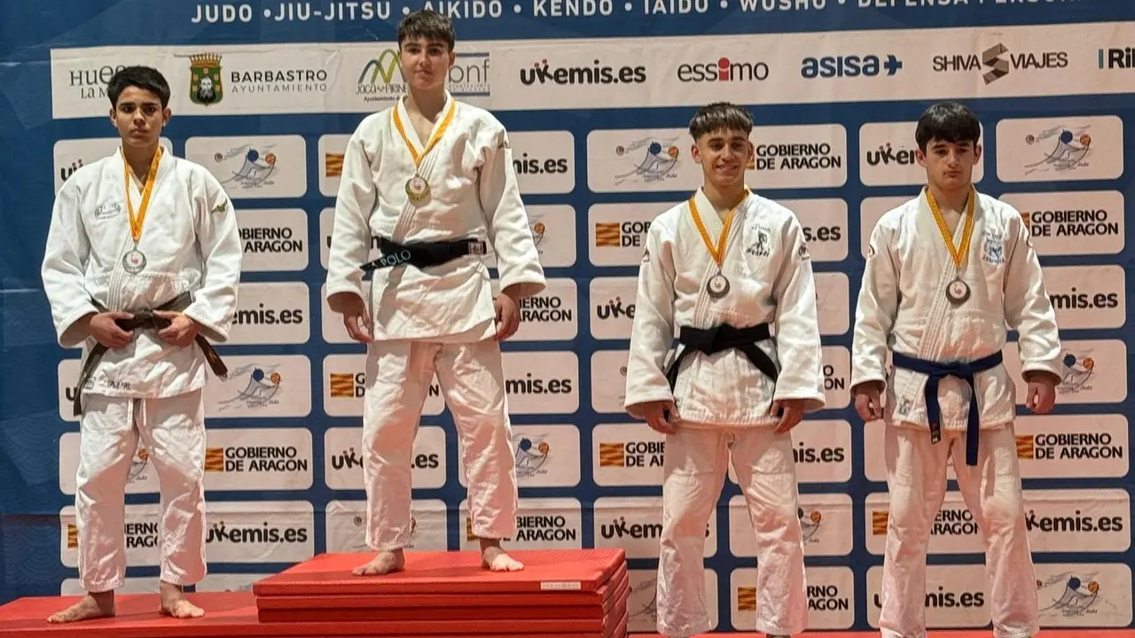 Foto de los premiados en el p&oacute;dio. Fotograf&iacute;a: Club Ib&oacute;n.