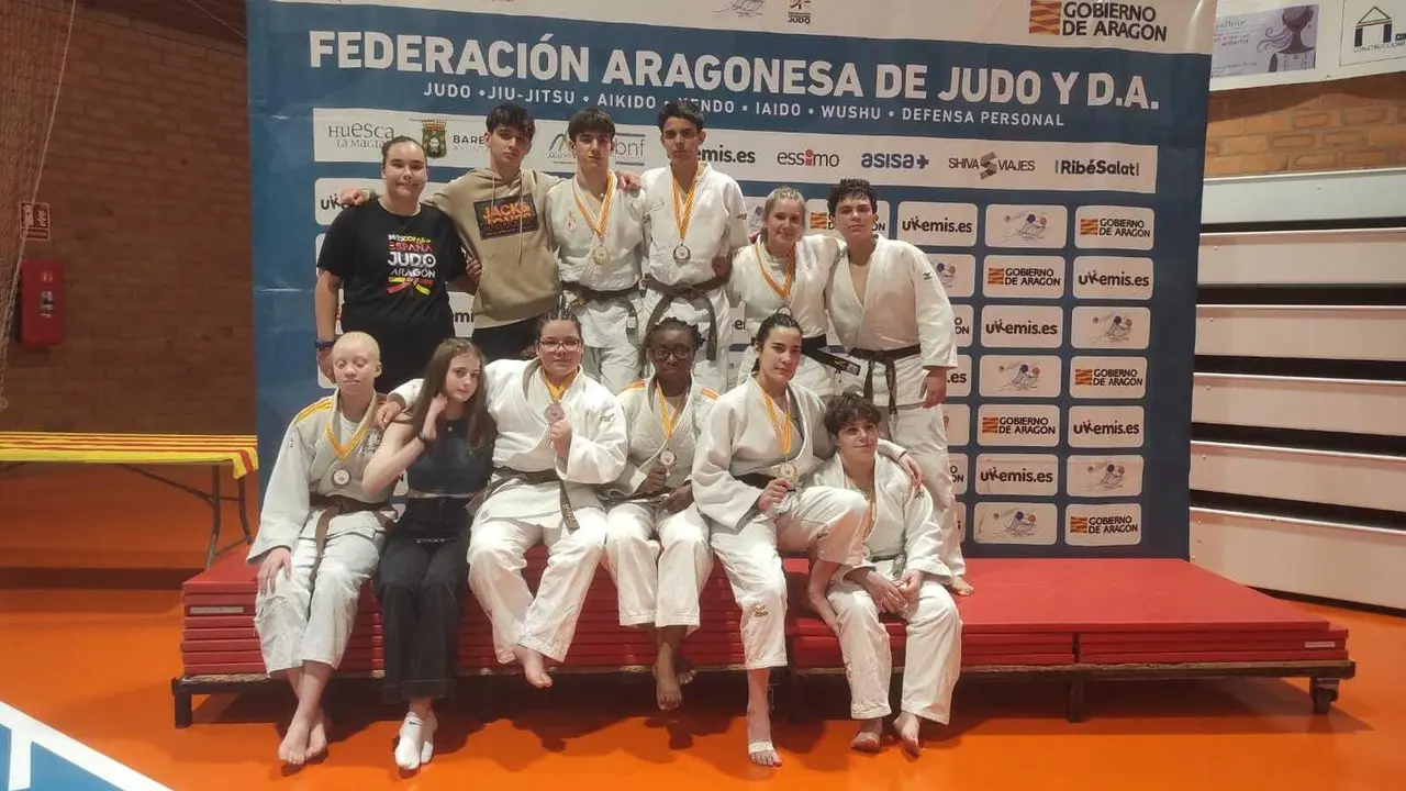 Cadetes del Club Judo Bin&eacute;far en una foto de familia. Fotograf&iacute;a: Club Judo Bin&eacute;far.