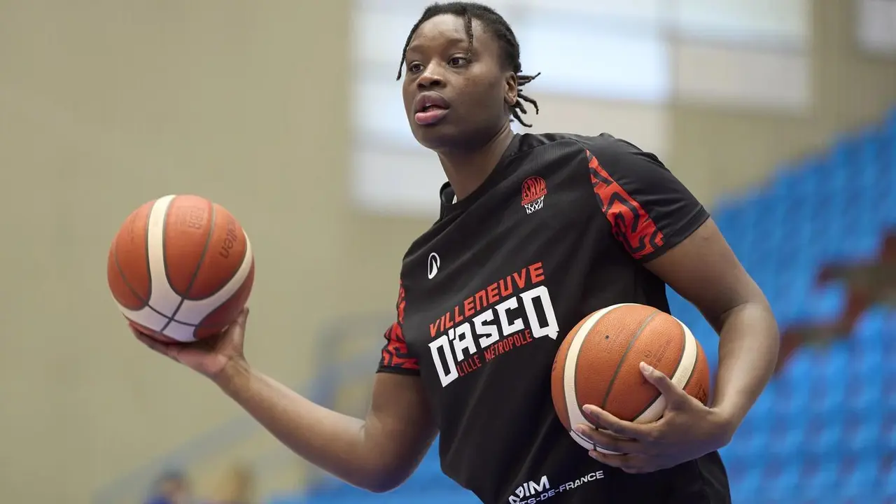 Aminata Gueye durante un calentamiento con el Villeneuve. Fotograf&iacute;a: FIBA.