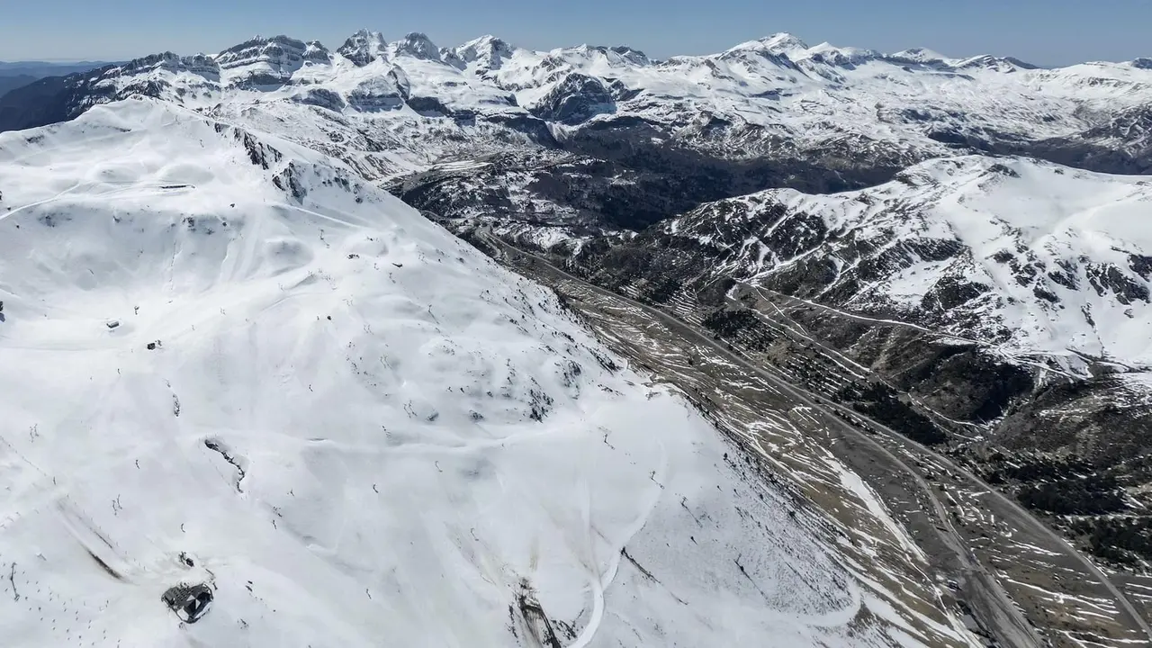 Ast&uacute;n en todo su esplendor. Fotograf&iacute;a: Estaci&oacute;n Invernal del Valle de Ast&uacute;n.