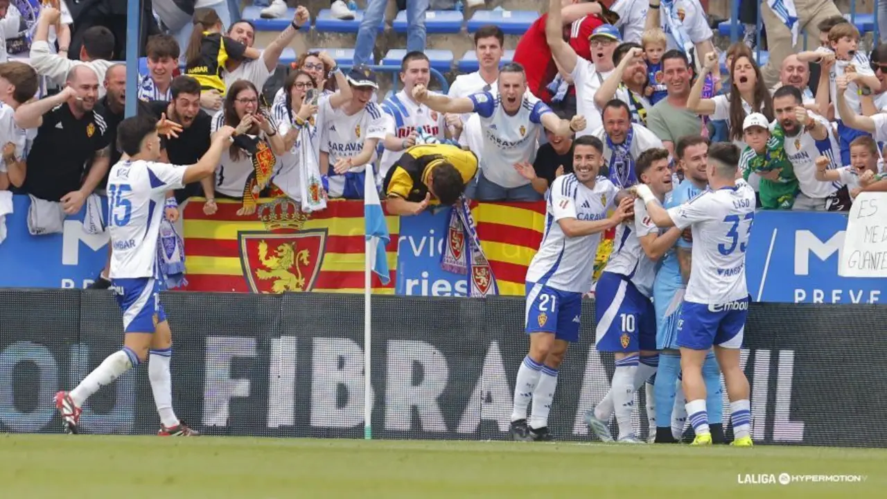 El Real Zaragoza celebra el tanto de Poussin sobre la bocina (Foto: LaLiga).