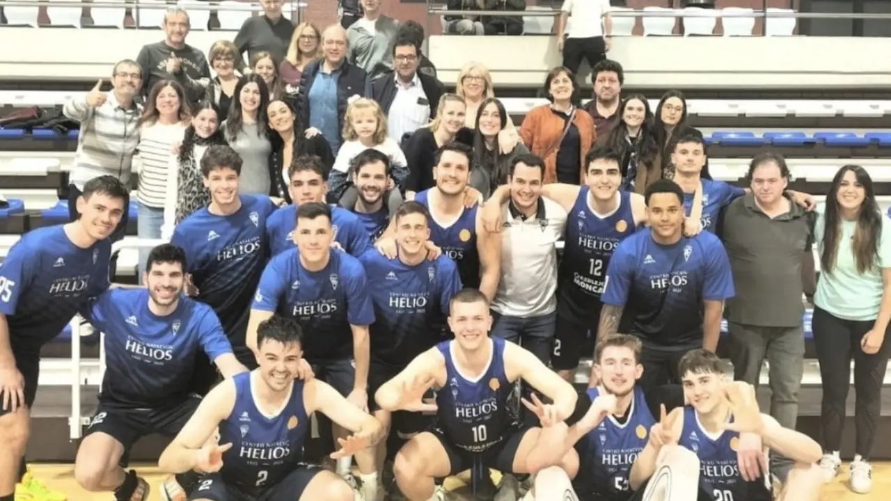 El CN Helios celebrando su s&eacute;ptima victoria tras llevarse el derbi ante el CB Cuarte. Fotograf&iacute;a: CN Helios.
