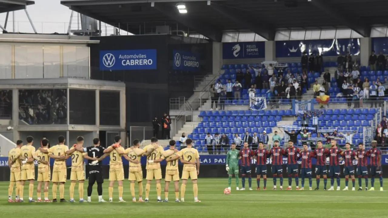 La SD Huesca, en un minuto de silencia previo a su encuentro contra el M&aacute;laga. | Foto: LaLiga