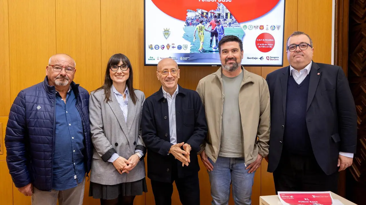 Distintas personalidades tras la rueda de prensa ofrecida este martes en el Ayuntamiento de Zaragoza. Fotograf&iacute;a: Miguel G. Garc&iacute;a.