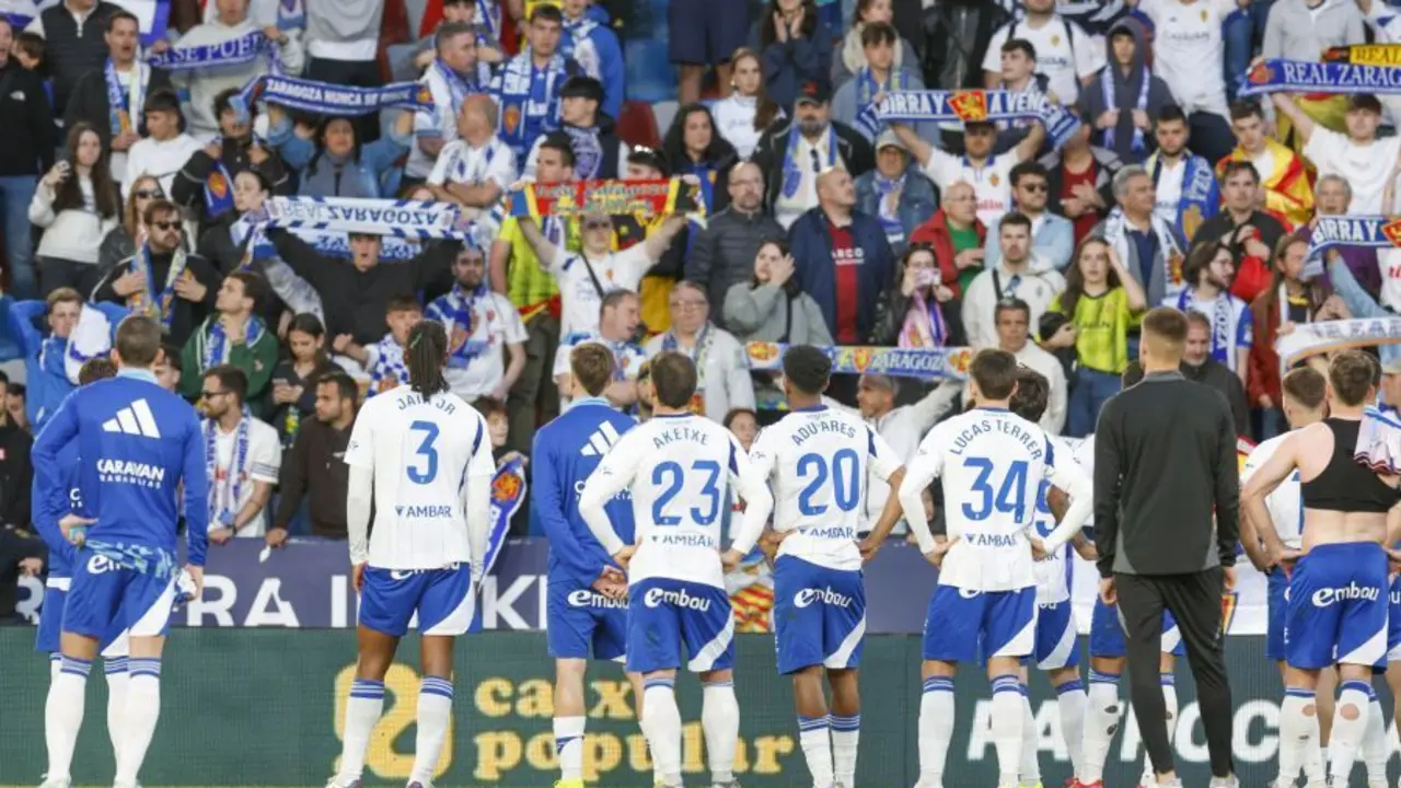 Los jugadores, quietos ante la afici&oacute;n tras la finalizaci&oacute;n del partido (Foto: LaLiga).