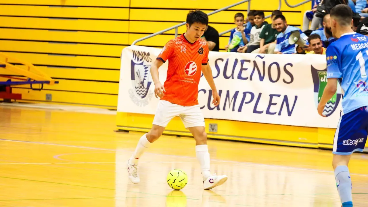 Shunta Uchida avanza con el bal&oacute;n ante El Ejido. Fotograf&iacute;a: Entrerr&iacute;os Zaragoza.
