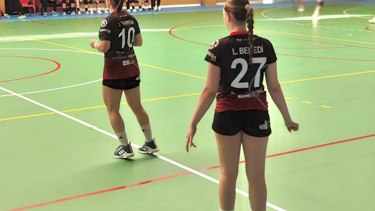 Luc&iacute;a Bened&iacute; y Silvia Barrera, en la pista del IDM F&aacute;tima. Fotograf&iacute;a: Balonmano Colores.