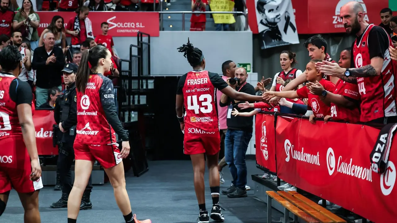 Brianna Fraser agradeciendo su apoyo a la afici&oacute;n del Casademont Zaragoza. Fotograf&iacute;a: Esther Casas.