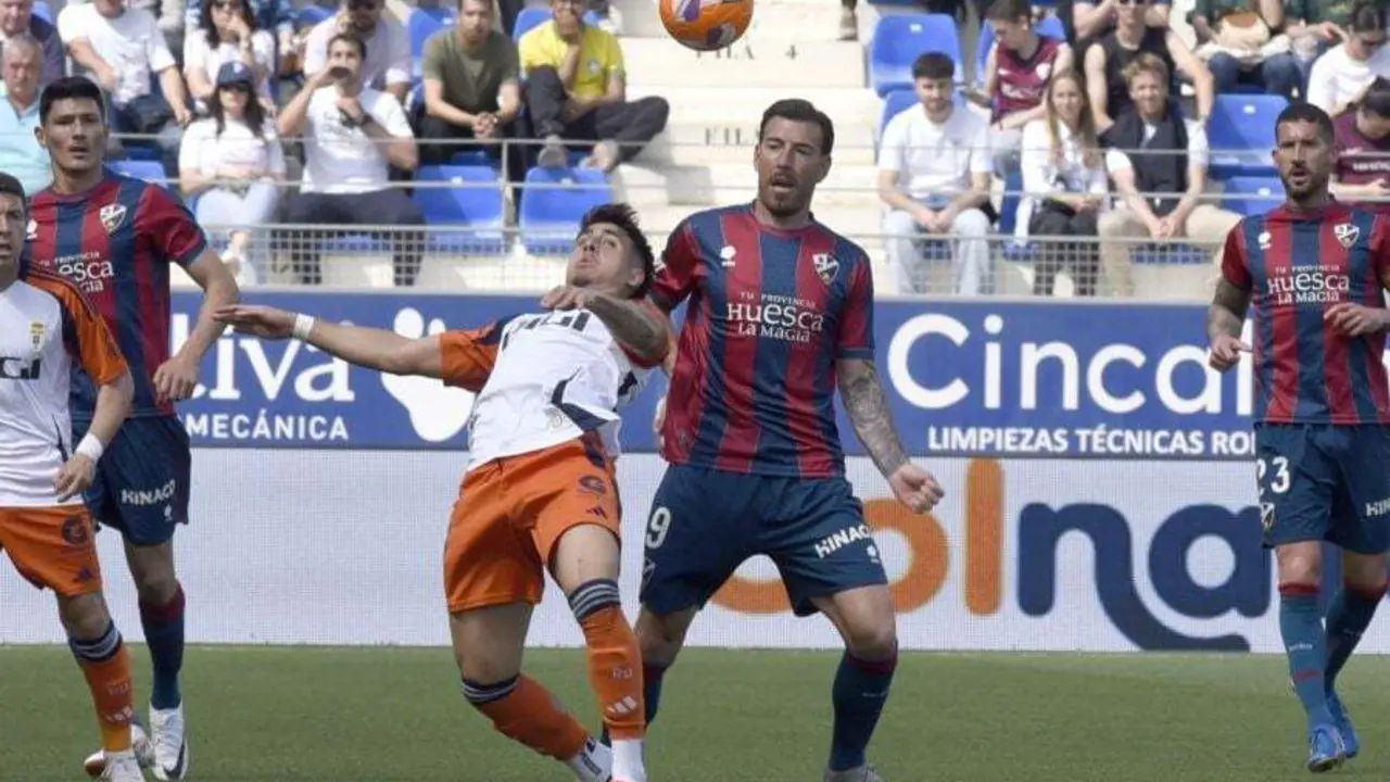 Enrich tuvo que salir del campo por la expulsi&oacute;n de Juan P&eacute;rez en el Huesca Oviedo. | Foto: LaLiga