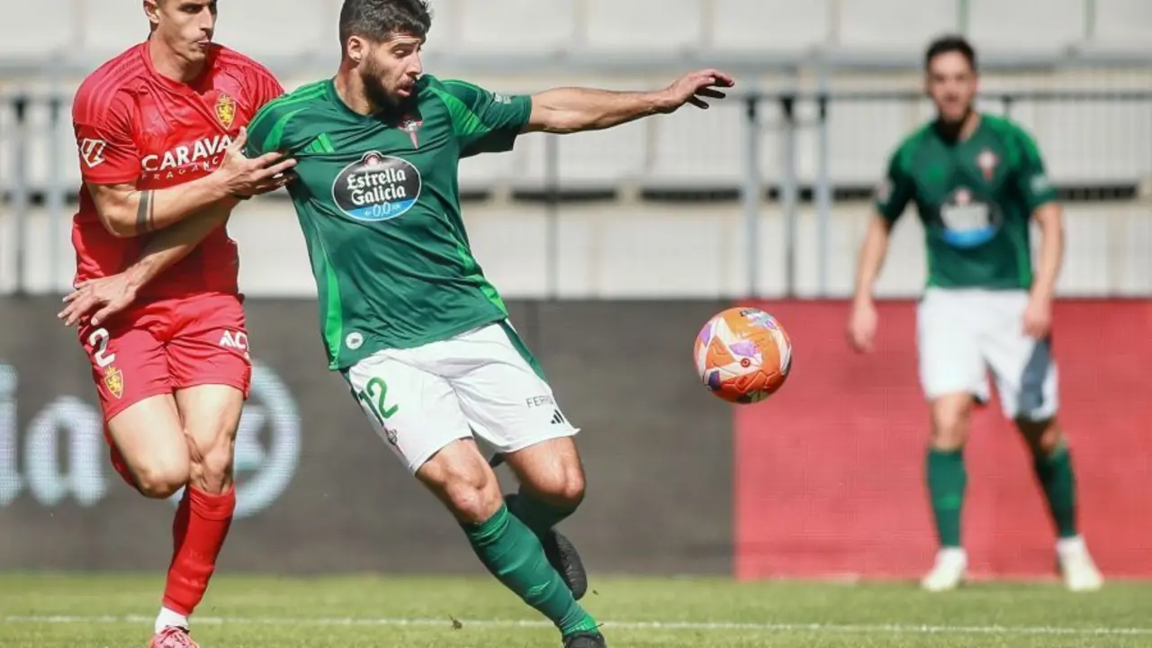 Luna pugna con Ins&uacute;a durante el duelo en Ferrol (Foto: LaLiga).
