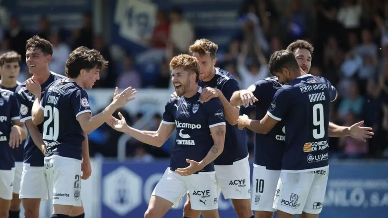 Jugadores del Utebo celebran el gol de Jaime Barrero. Foto: X