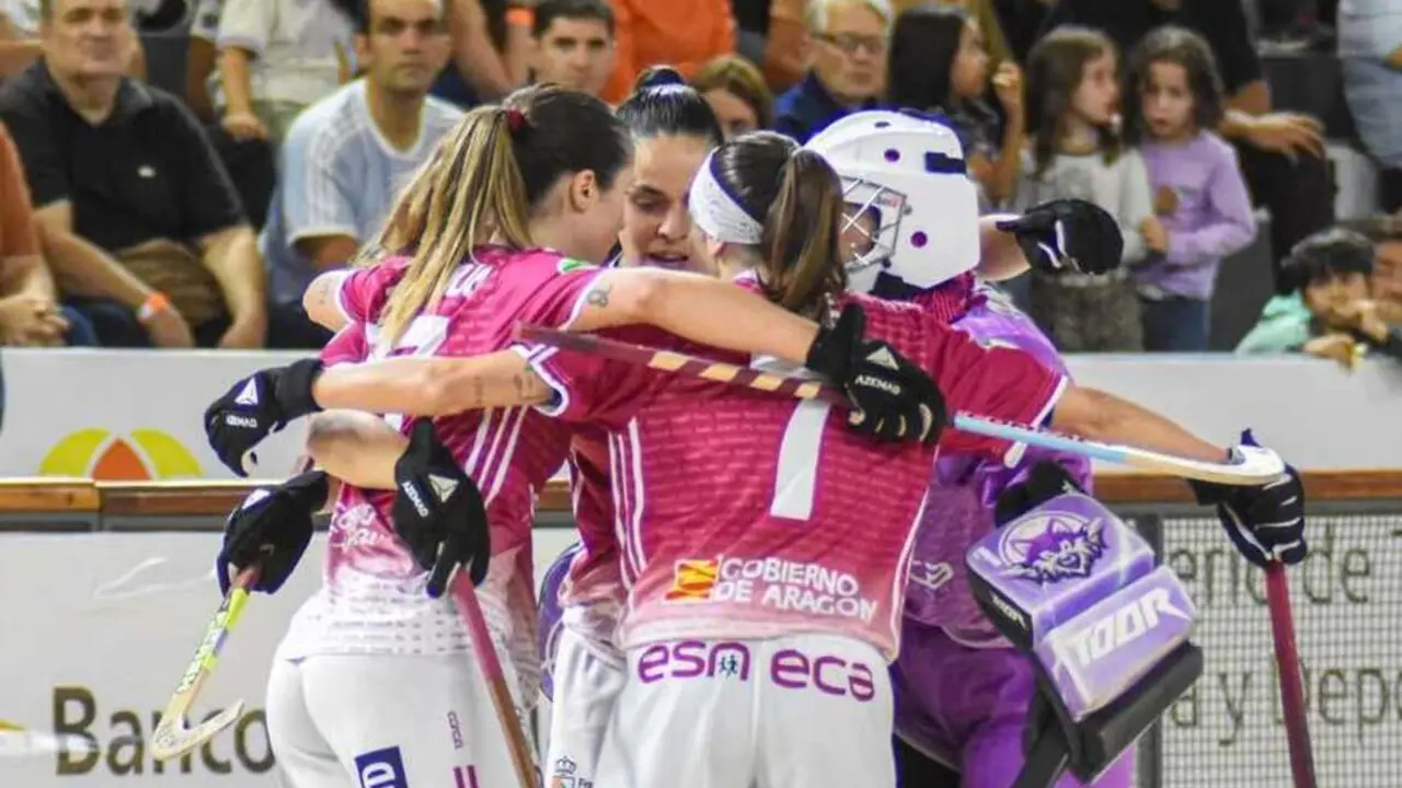 El Esneca Fraga haciendo conjura antes del partido. Fotograf&iacute;a: 