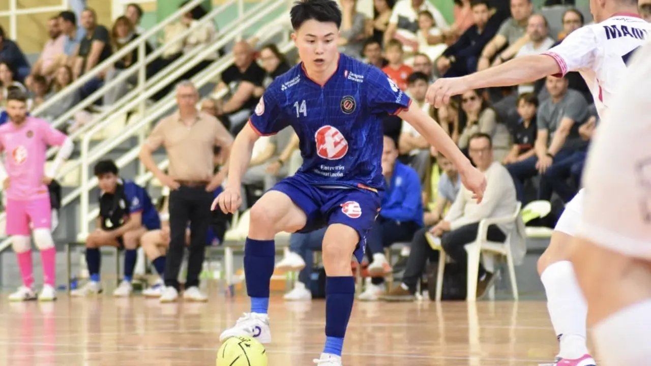 Shunta Uchida controla un bal&oacute;n. Fotograf&iacute;a: Sandra Valero / Entrerr&iacute;os Zaragoza.