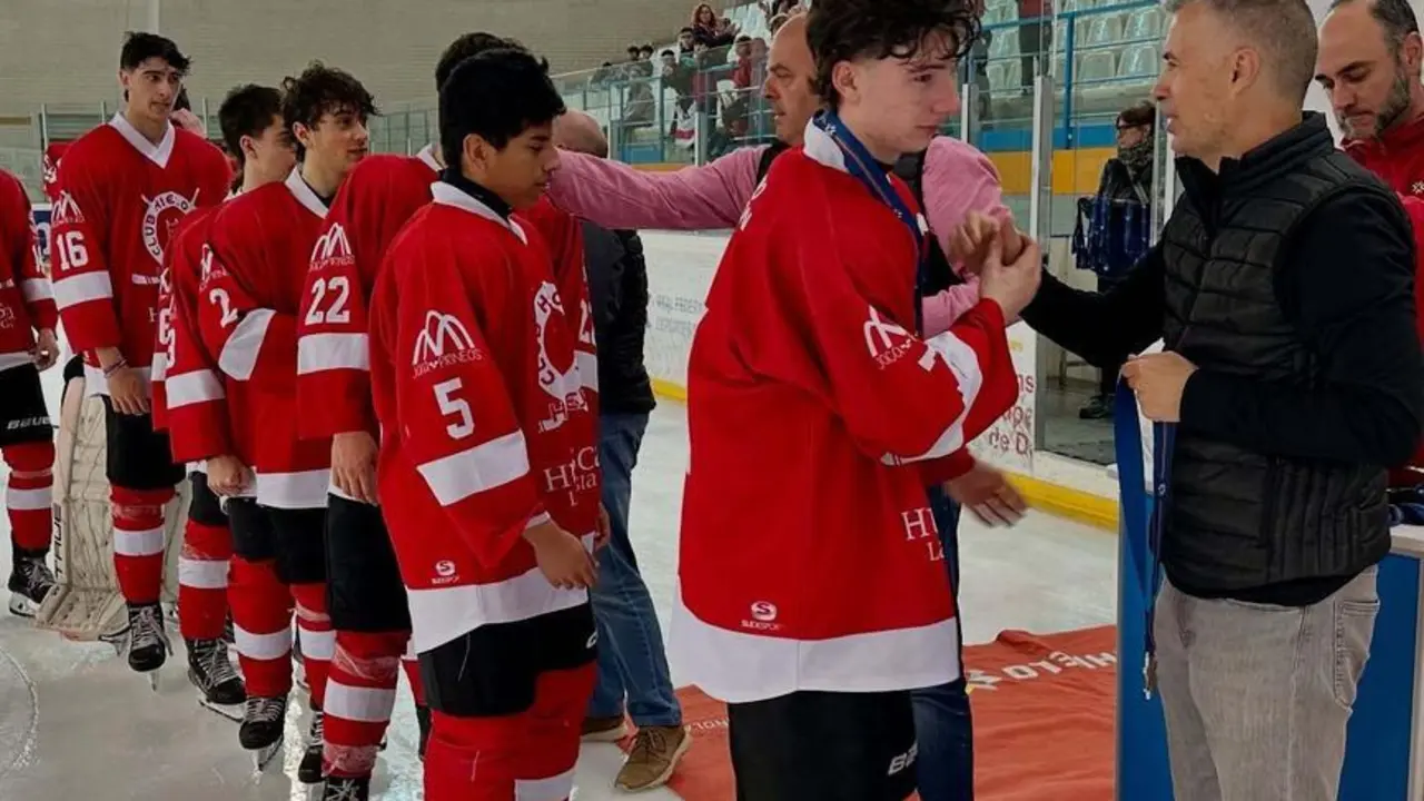 Los jugadores del Club Hielo Jaca U18 tras quedar en la LNHH. Fotograf&iacute;a: CHJ