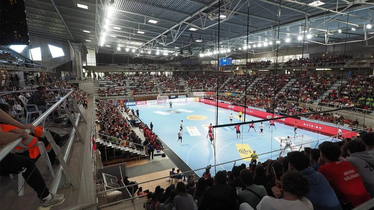 Aficionados oscenses en el Palacio de los Deportes disfrutando del Espa&ntilde;a - Letonia de balonmano. Foto: C.Pascual