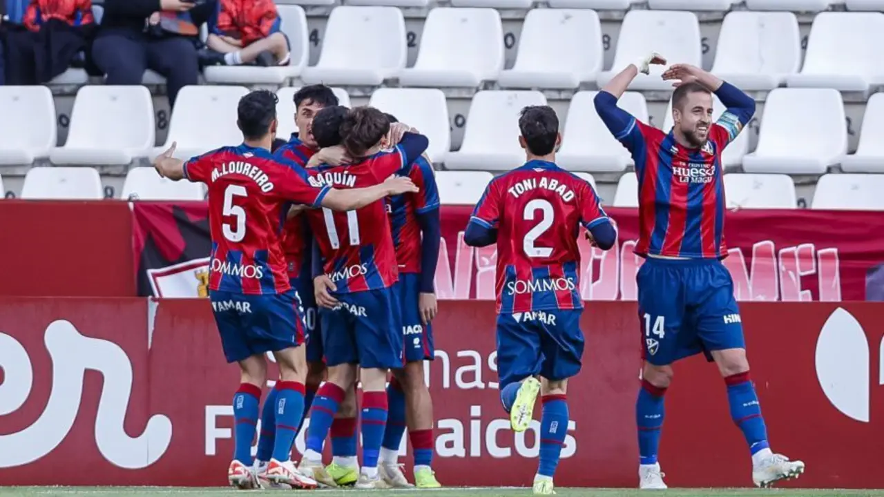 Hugo Vallejo celebra el gol en la recta final del Albacete - Huesca. | Foto: LaLiga