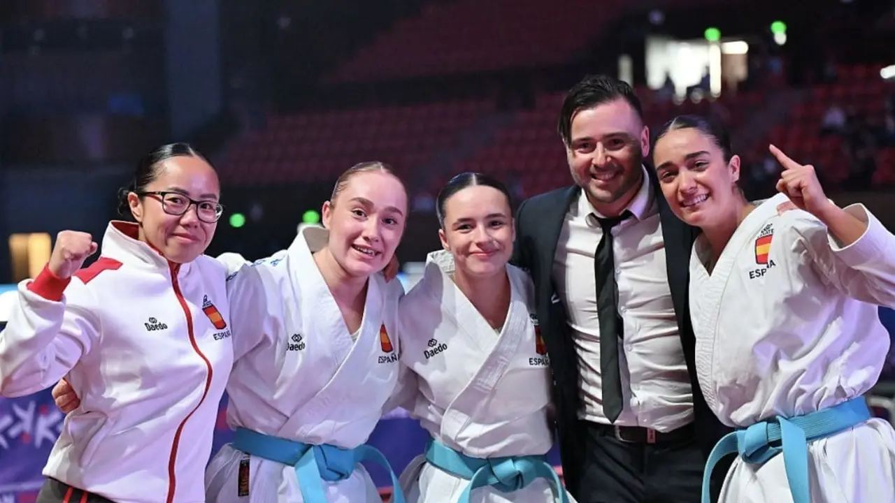 Sara Tabuenca (la segunda empezando por la izquierda de la foto) junto al equipo espa&ntilde;ol tras ganar el oro. Fotograf&iacute;a: Karate Fokus.