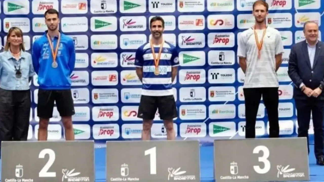 Podio del Nacional de b&aacute;dminton con Pablo Abi&aacute;n y su oro en el centro. Fotograf&iacute;a: IES La Orden.