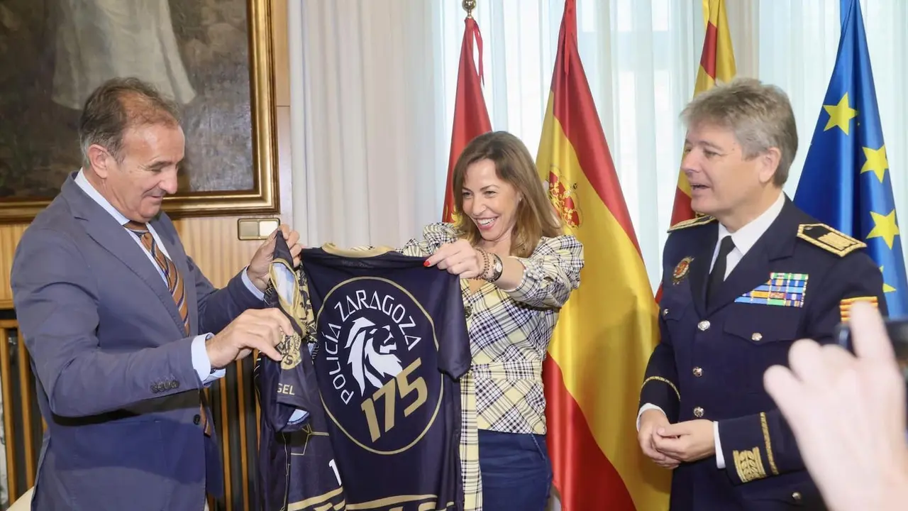 Natalia Chueca junto a &Aacute;ngel Lor&eacute;n, recibiendo la camiseta de la carrera de Antonio Blas Soriano. Fotograf&iacute;a: Daniel Marcos.