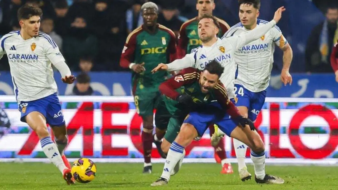 Keidi Bare pugna por un bal&oacute;n en el encuentro de la ida ante el Real Oviedo (Foto: LaLiga).