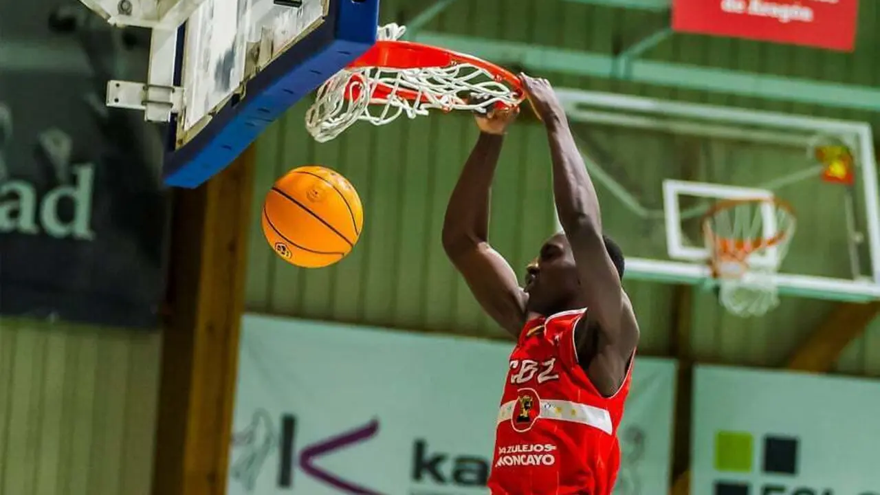 Shakir Ndiaye machaca el aro rival en un partido del CBZ Esta temporada. Foto: CBZ