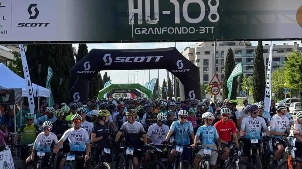 El pelot&oacute;n de la HU108 momentos antes de darse la salida. Foto: Cedida