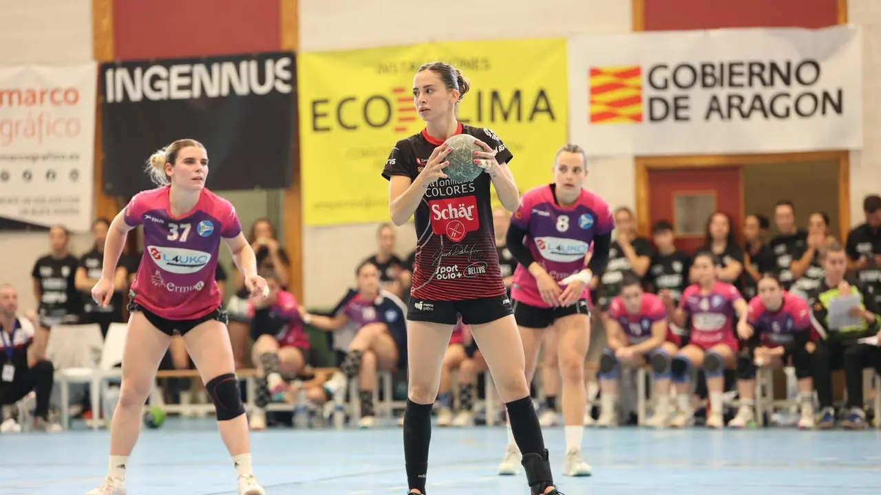Kamilla Korpackzy ejecuta un lanzamiento de siete metros. || KATY CARDIEL.