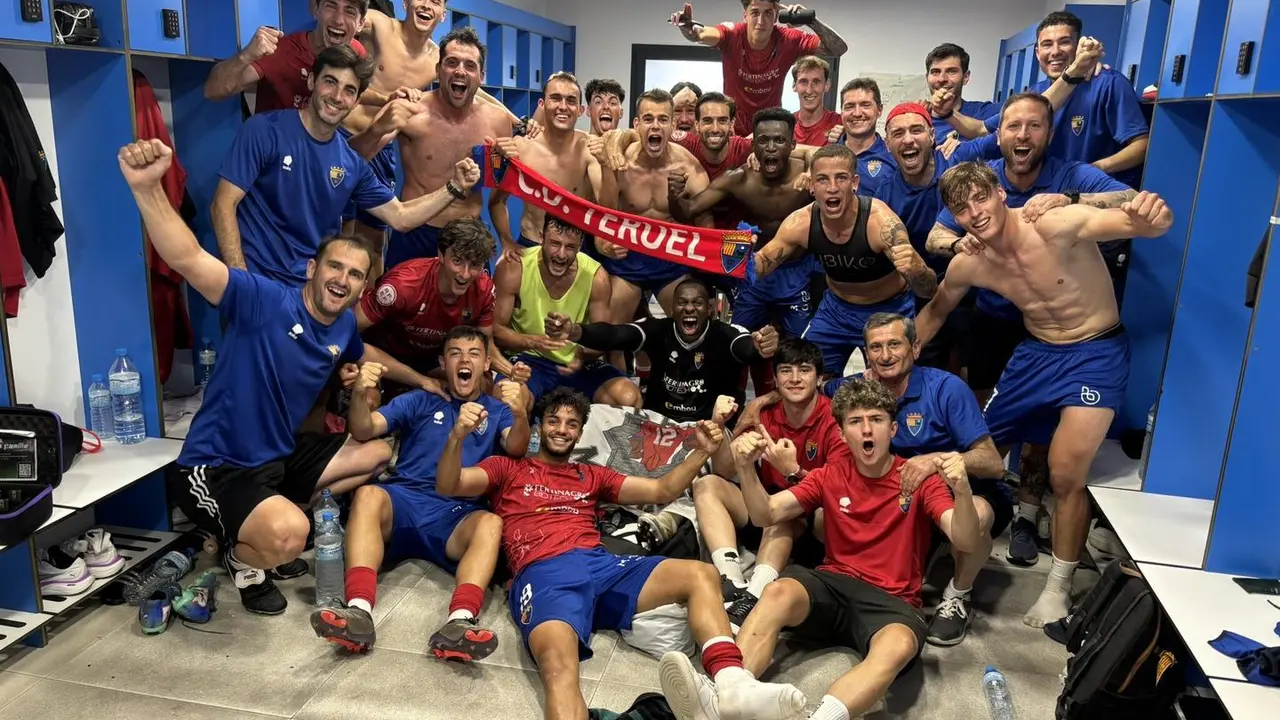 El Teruel celebrando en el vestuario el triunfo que les da acceso a la final por el playoff a Primera RFEF. Fotograf&iacute;a: CD Teruel.