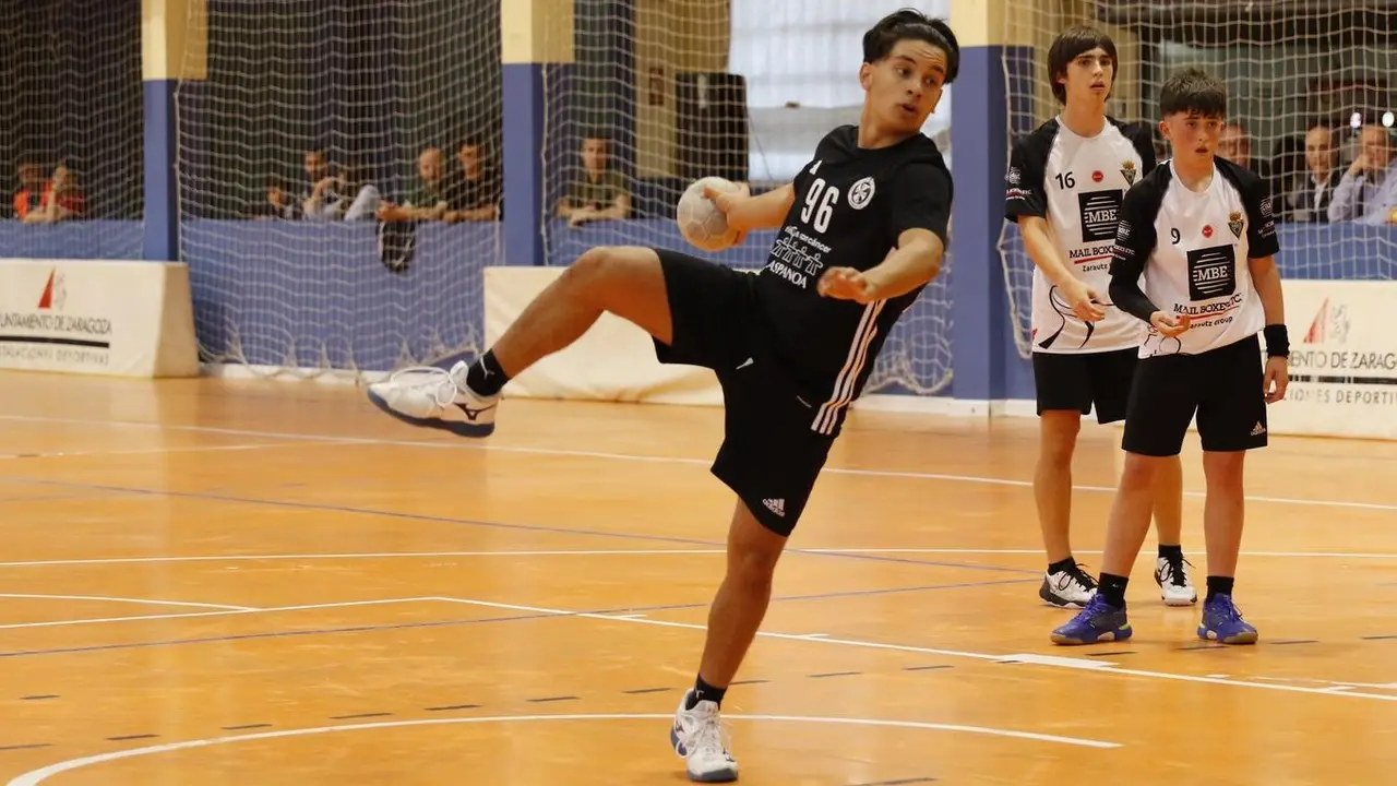 Imagen de un jugador del BM Dominicos durante el encuentro. Fotograf&iacute;a: BM Dominicos.
