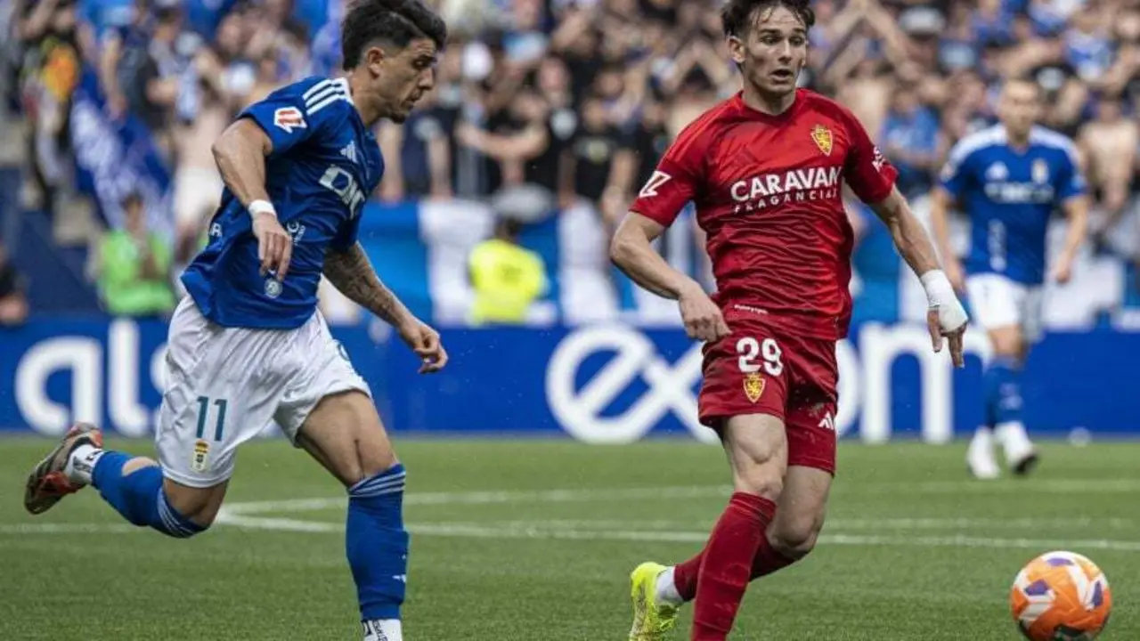 Pau Sans, ante Colombatto en el Tartiere (Foto: LaLiga).