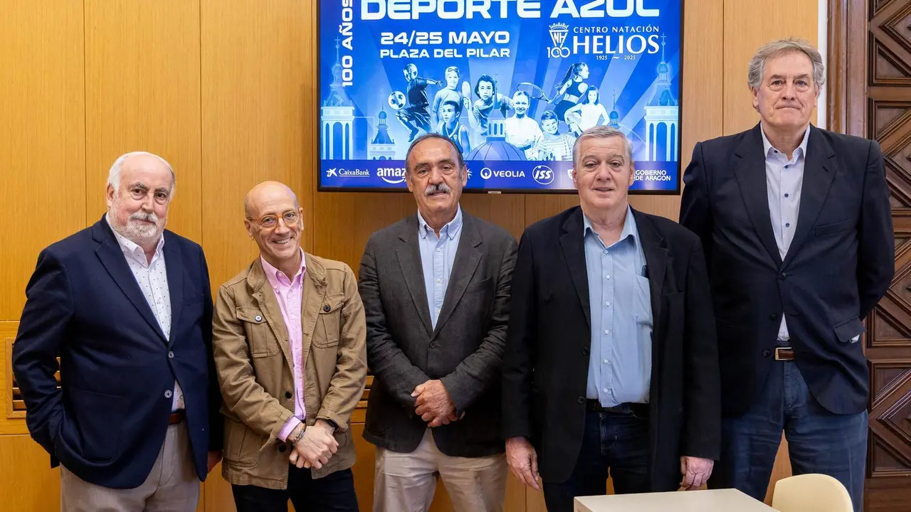 Foto tras la presentaci&oacute;n del centenario del CN Helios que se celebrar&aacute; este fin de semana en la Plaza del Pilar. Fotograf&iacute;a: Miguel G. Garc&iacute;a.