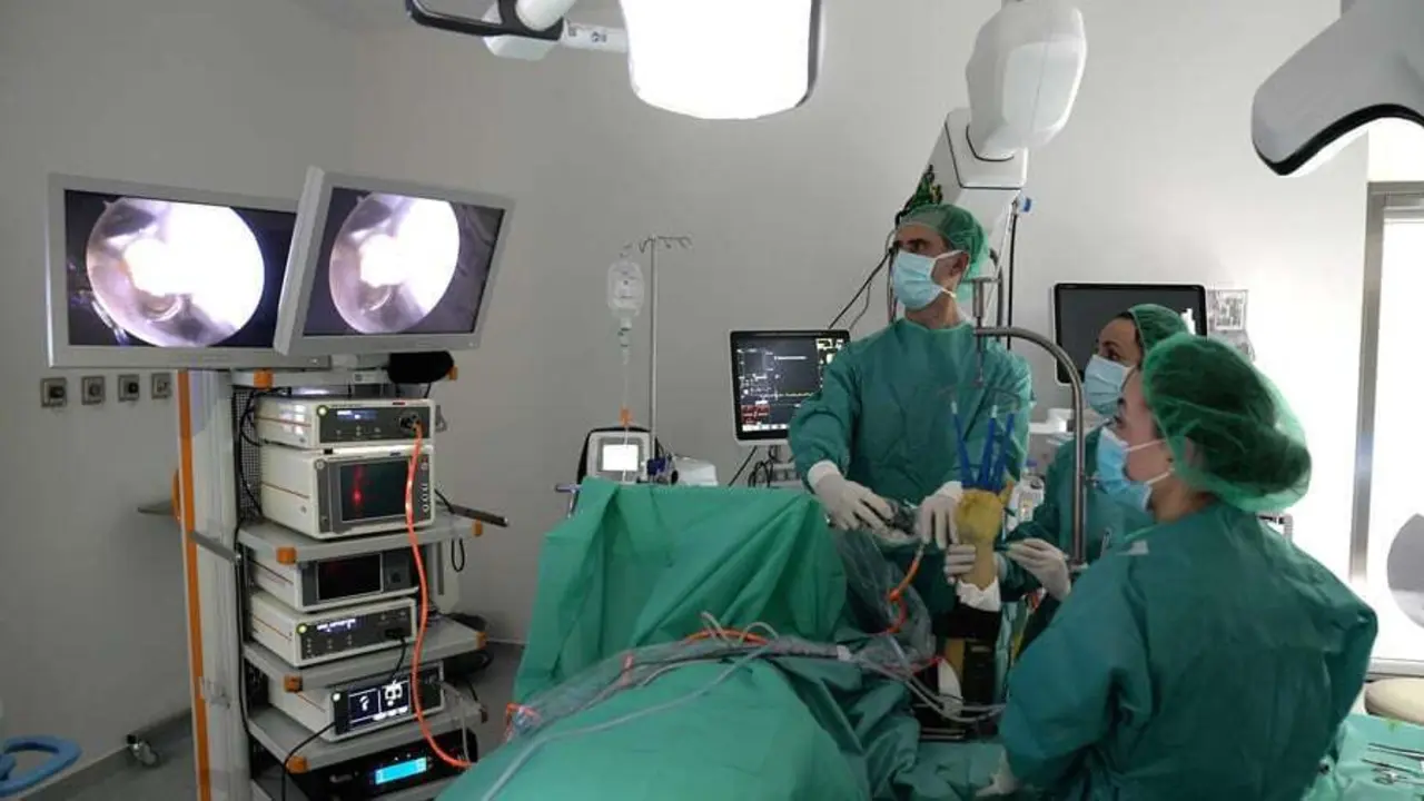 El Doctor Sola durante una intervenci&oacute;n. Foto: Quir&oacute;nSalud Zaragoza