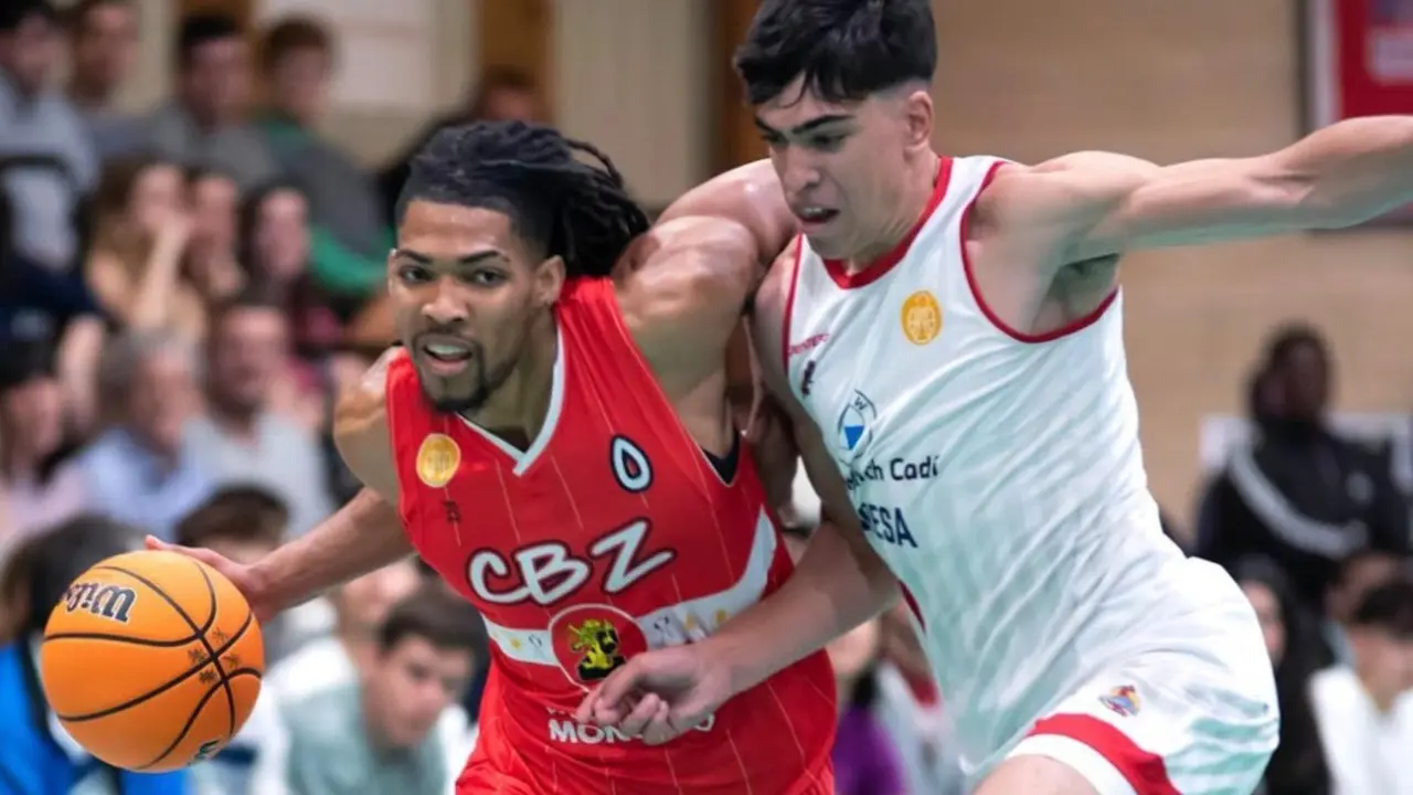 Imagen de un duelo de Azulejos Moncayo CBZ. Fotograf&iacute;a: Basketistas.