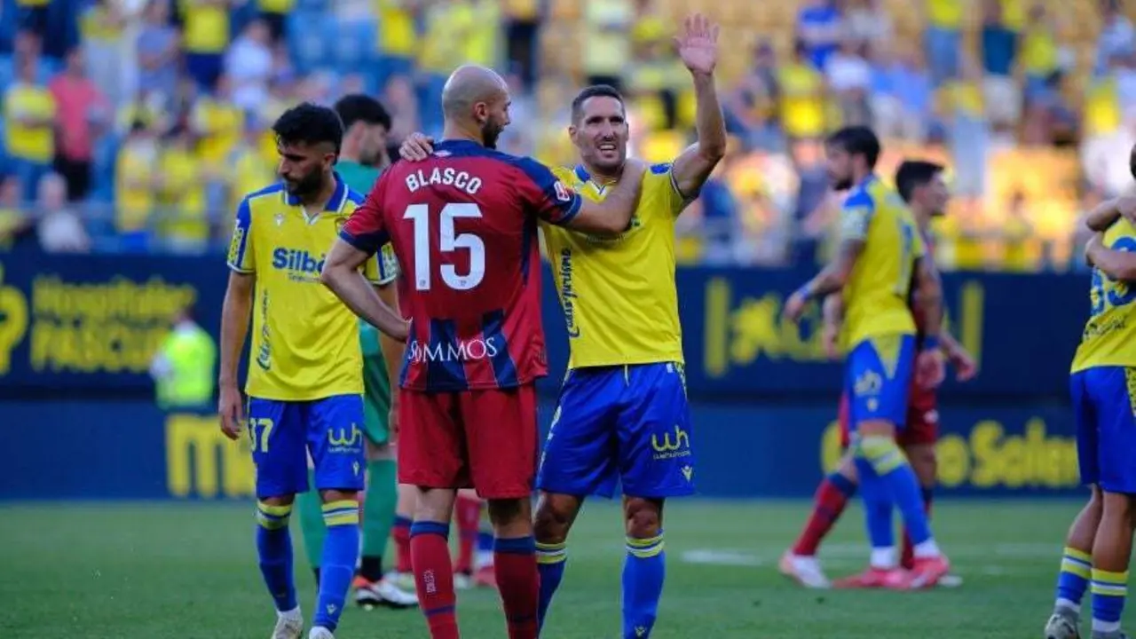 Jeremy Blasco, uno de los m&aacute;s se&ntilde;alados en el C&aacute;diz - Huesca. | Foto: LaLiga