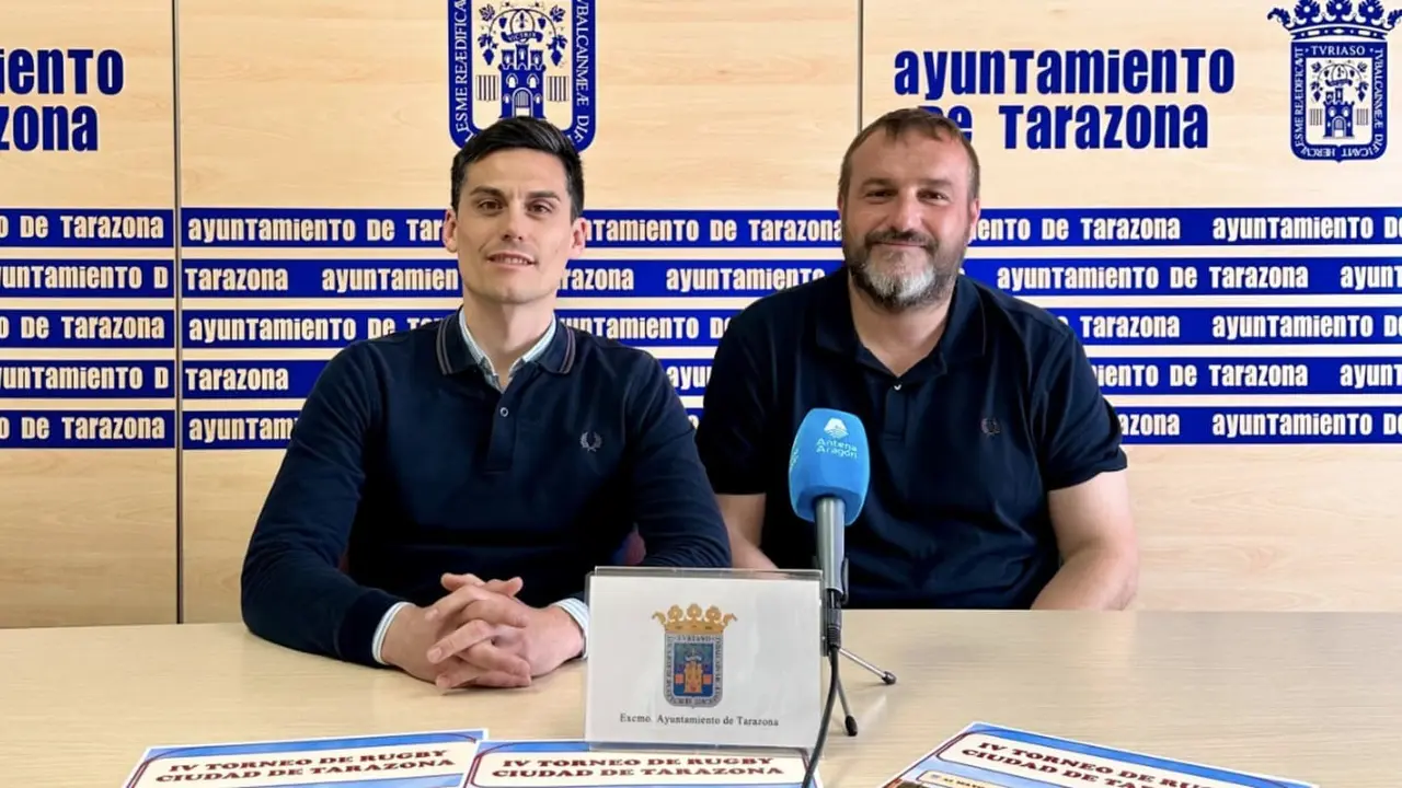El concejal de Deportes del Ayuntamiento de Tarazona, Pablo Escribano, y el presidente del Club Rugby Tarazona, V&iacute;ctor Garc&iacute;a. Fotograf&iacute;a: Ayuntamiento de Tarazona.