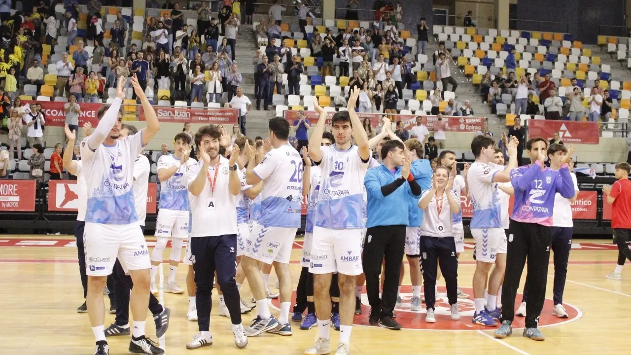 Los jugadores del Contazara aplaudiendo a su afici&oacute;n en el &uacute;ltimo duelo. Fotograf&iacute;a: BM Zaragoza.