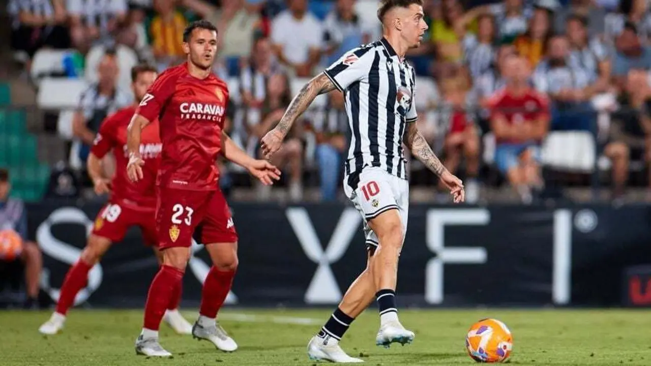 Ra&uacute;l S&aacute;nchez protege el bal&oacute;n ante Aketxe (Foto: LaLiga).