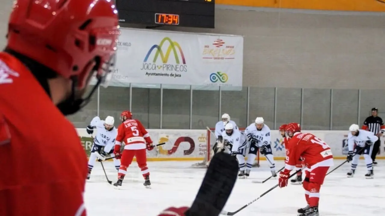 Imagen del partido entre Club Hielo Jaca y Porto. Foto: Rebeca Ruiz