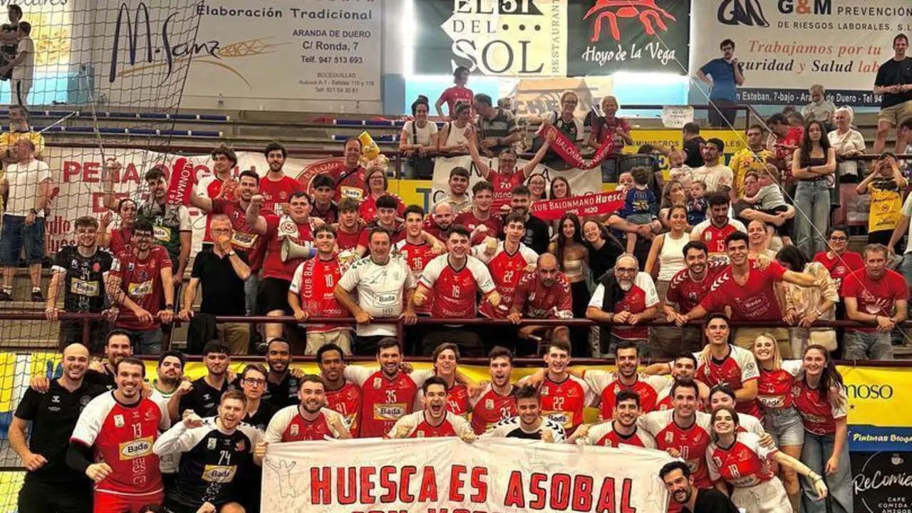 Jugadores y aficionados posan juntos tras certificar la permanencia en Aranda. Foto: BM Huesca